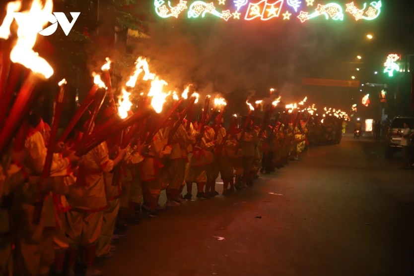 From the main flame, thousands of torches held by villagers and visitors are lit, turning the whole countryside into a giant fire dragon.