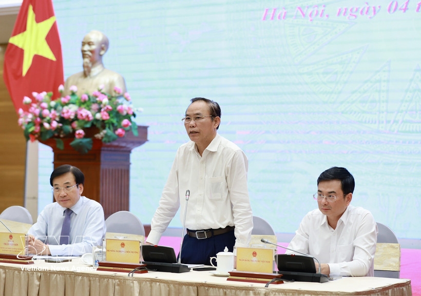 Deputy Minister of Agriculture and Environment Phung Duc Tien speaks at the Government’s regular March press briefing held in Hanoi on April 4