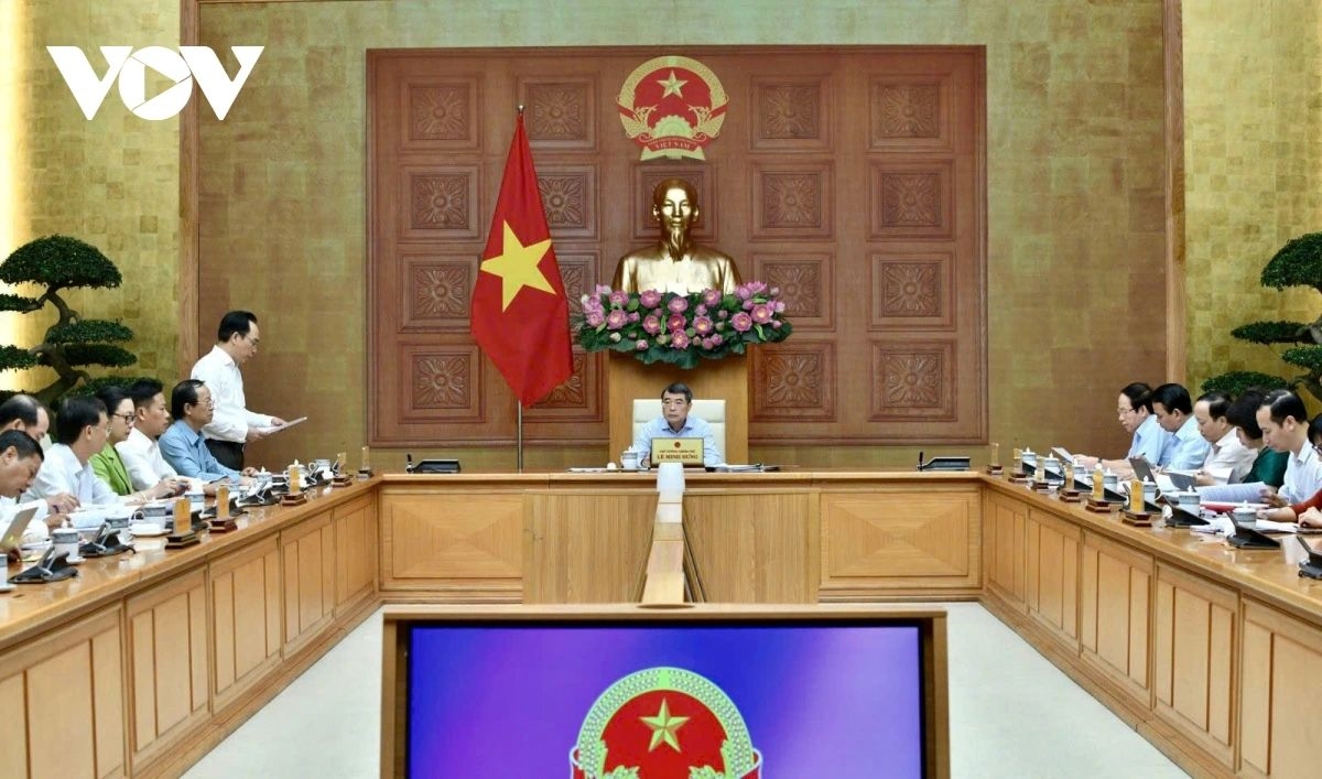 Prime Minister Le Minh Hung chairs a meeting with the Ministry of Education and Training in Hanoi on April 25