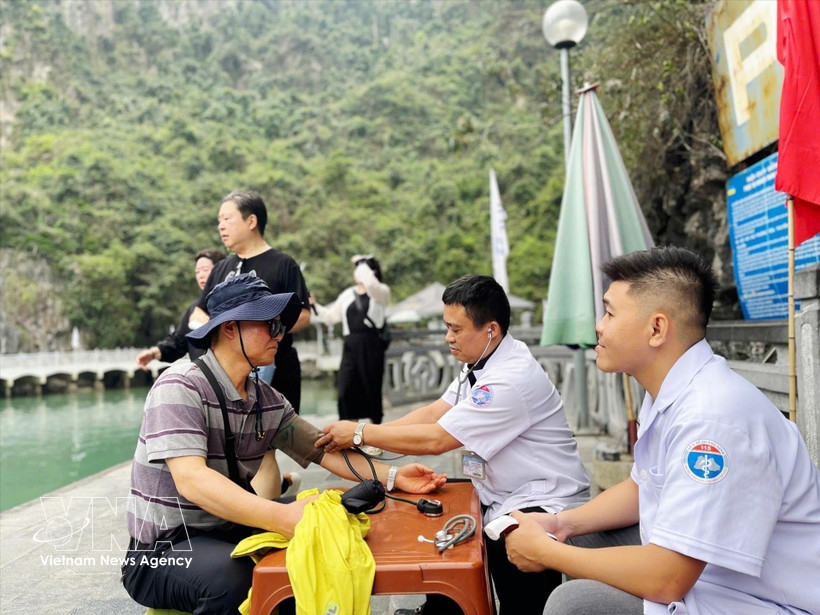 Medical staff offer health advice and checkups to foreign tourists in Ha Long Bay