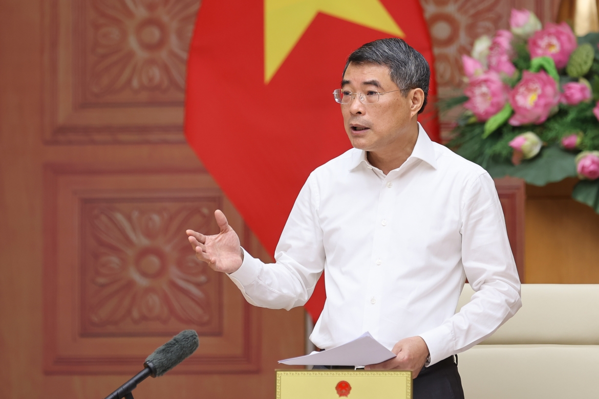 Prime Minister Le Minh Hung calls for a shift toward service-oriented governance, stronger policy responsiveness and more efficient resource mobilisation to achieve the double-digit growth target, during his working session with the Ministry of Finance on April 29. (Photo: VGP)