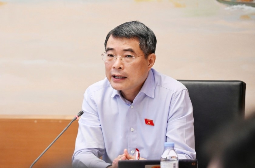 Prime Minister Le Minh Hung speaks at a group discussion on April 10