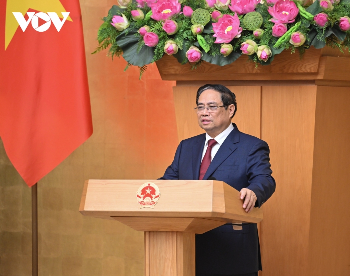 Prime Minister Pham Minh Chinh speaks at the meeting
