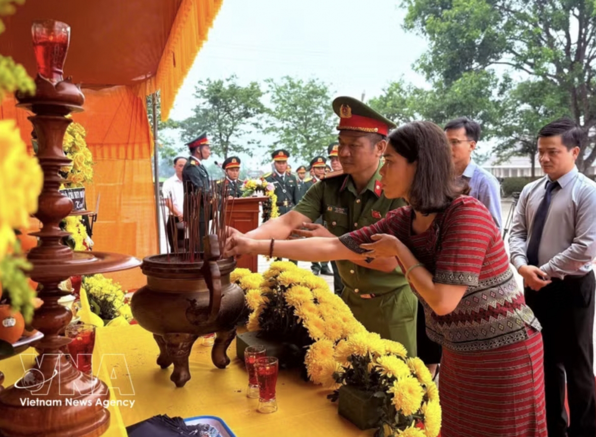 A memorial, funeral and burial service for eight sets of fallen soldiers’ remains is held in Khe Sanh commune, Quang Tri province, on April 24.