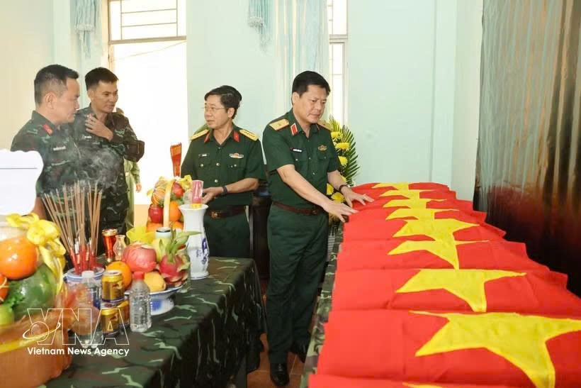 Officers of Army Corps 34 take care of the recovered remains of 12 fallen soldiers from Doch1 village in Ia Ly commune of the central province of Gia Lai. (Photo: VNA)