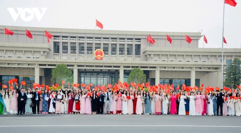 Overseas Vietnamese community representatives and Vietnamese students in China welcome General Secretary and President To Lam and his spouse at Beijing Capital International Airport