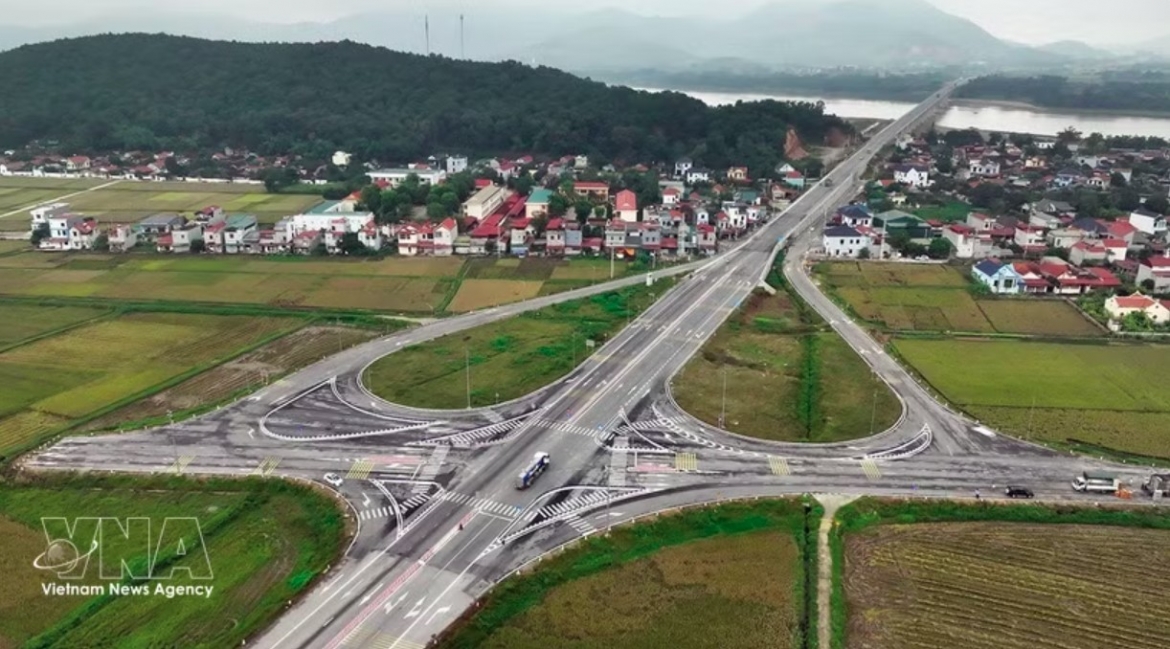 The access road leading to the bridge on the Thieu Quang commune side under the Xuan Quang Bridge sub-project, part of the road project linking National Highway 1 with National Highway 45. (Photo: VNA)