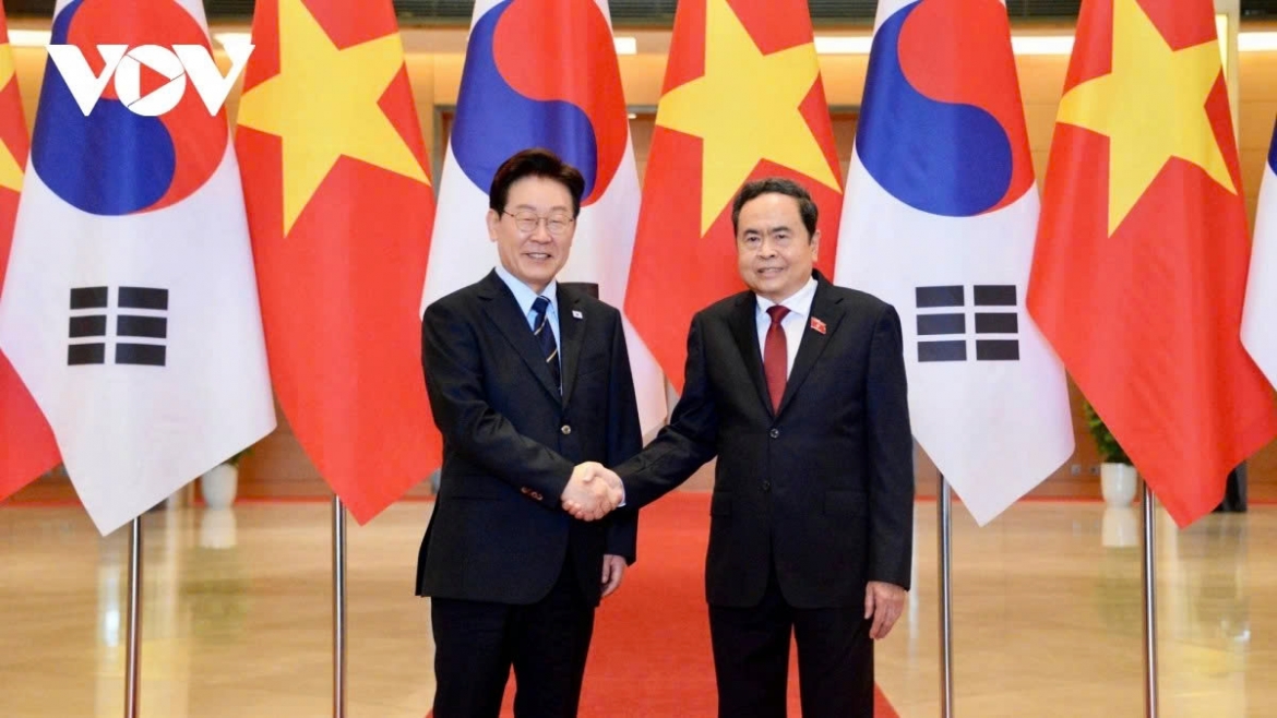 Vietnamese National Assembly Chairman Tran Thanh Man (R) welcomes RoK President Lee Jae-myung on a visit to Vietnam, during their meeting in Hanoi on April 23