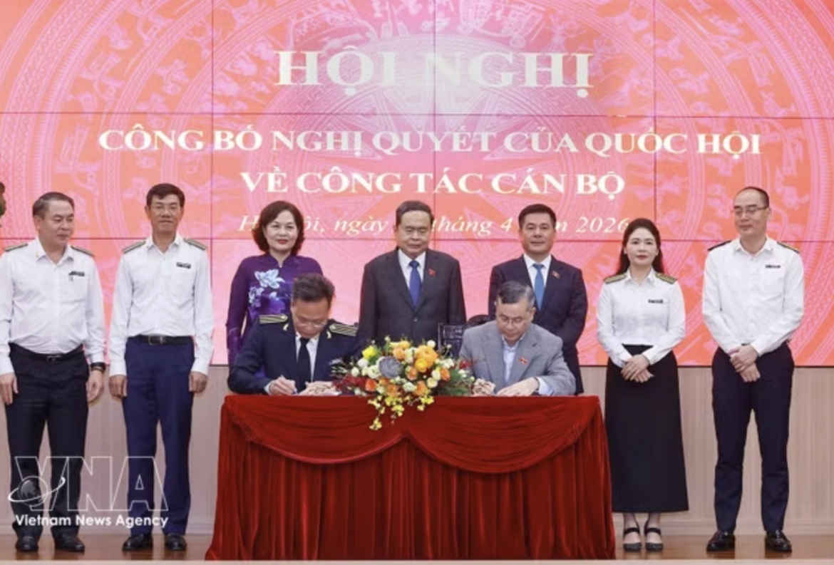 National Assembly Chairman Tran Thanh Man witnesses the signing of the handover minutes between Auditor General Nguyen Huu Nghia and former Auditor General Ngo Van Tuan. (Photo: VNA)