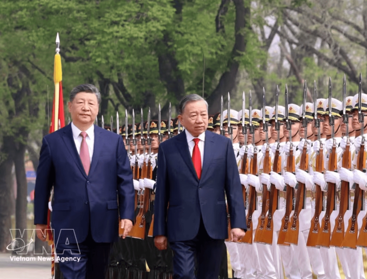 General Secretary of the Communist Party of China Central Committee and President of China Xi Jinping and General Secretary of the Communist Party of Vietnam (CPV) Central Committee and State President To Lam review the Guard of Honour of the People's Liberation Army of China on April 15 morning at the Great Hall of the People in Beijing. (Photo: VNA)