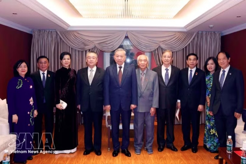 Party General Secretary and State President To Lam with other participants at the meeting. (Photo: VNA)