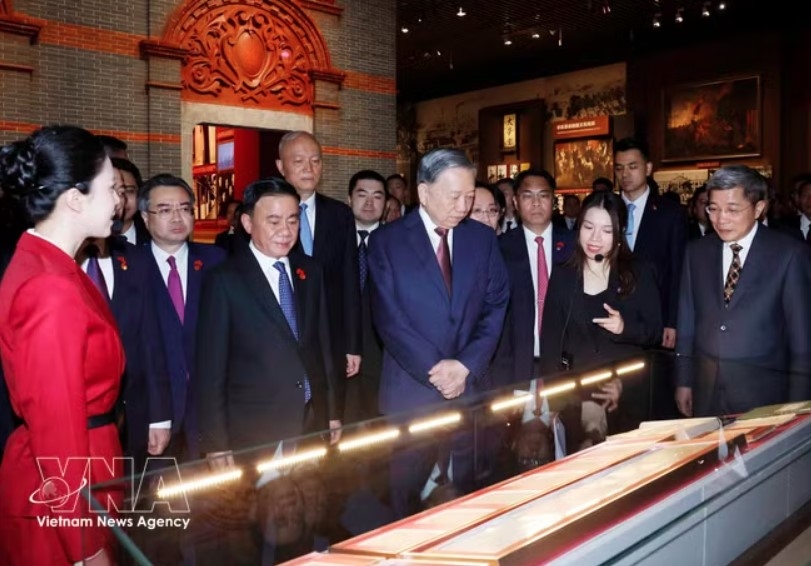 Party General Secretary and State President To Lam listens to presentations on exhibitions at the museum. (Photo: VNA)