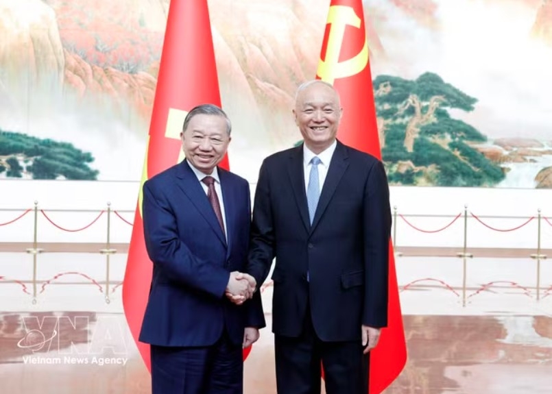 Party General Secretary and State President To Lam is welcomed by Cai Qi, Member of the Standing Committee of the Political Bureau of the CPC Central Committee, Secretary of the CPC Central Committee’s Secretariat and Chief of the CPC Central Committee’s Office. (Photo: VNA)