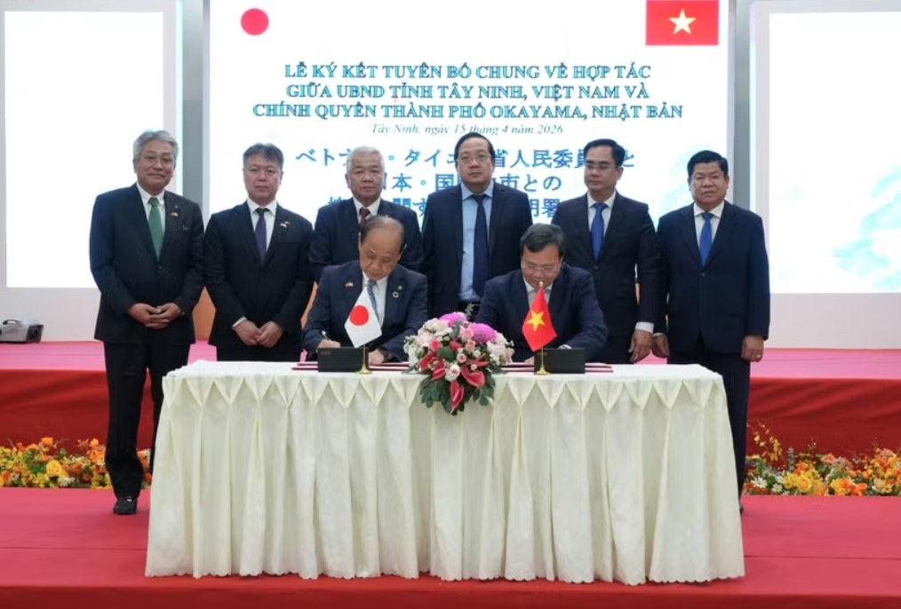Chairman of the Tay Ninh provincial People's Committee Le Van Han and Mayor of Okayama city Masao Omori sign a joint declaration on cooperation between the two localities. (Photo: VNA)
