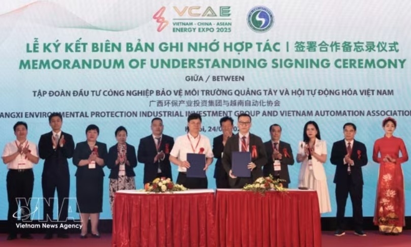 At the signing ceremony of memorandum of understanding between Vietnamese and Chinese enterprises within Energy Expo 2025 (Photo: VNA)