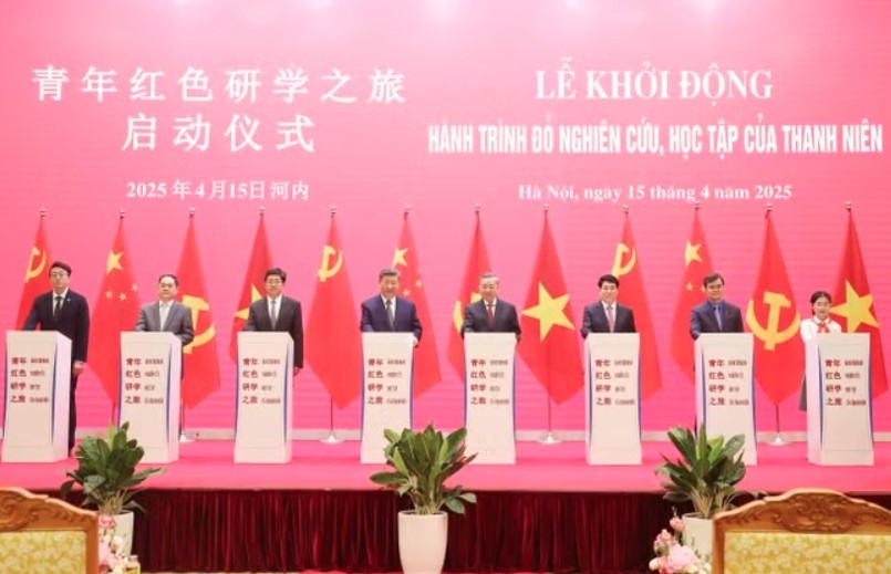 At the launching ceremony of the “Red study tour” initiative in April 2025 (Photo: VNA)