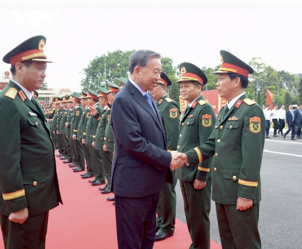 Party General Secretary and State President To Lam, who is also Secretary of the Central Military Commission, attends the ceremony to confer the “Hero of the People’s Armed Forces” title on Military Region 5 under the Ministry of National Defence