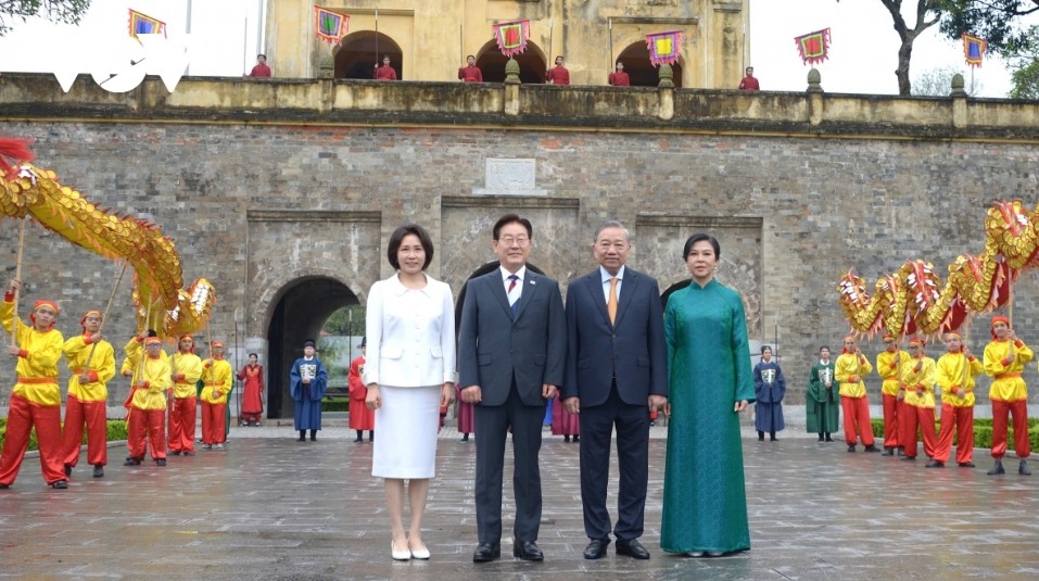 Party General Secretary and State President To Lam and his spouse, together with RoK President and his spouse, pose for a group photo at the Thang Long Imperial Citadel.