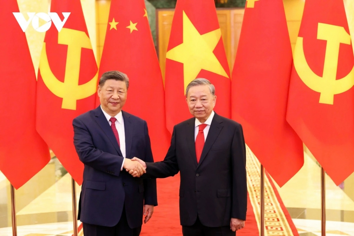 Vietnam's Party General Secretary To Lam (R) and China's Party General Secretary and President Xi Jinping during the latter's visit to Hanoi in April 2025