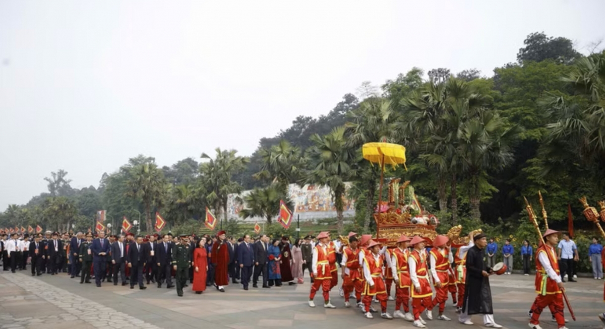 The ceremonial palanquin procession heads to Nghia Linh Mountain, where the Hung Kings are worshipped.