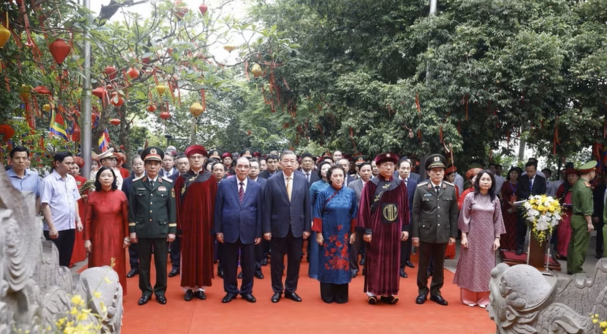 Party General Secretary and State President To Lam and delegates perform a ritual at Thuong Temple Upper Temple).