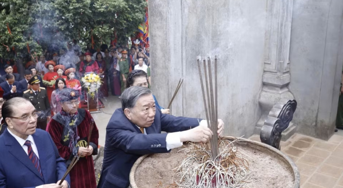 Party General Secretary and State President To Lam and delegates offer incense at Thuong Temple.