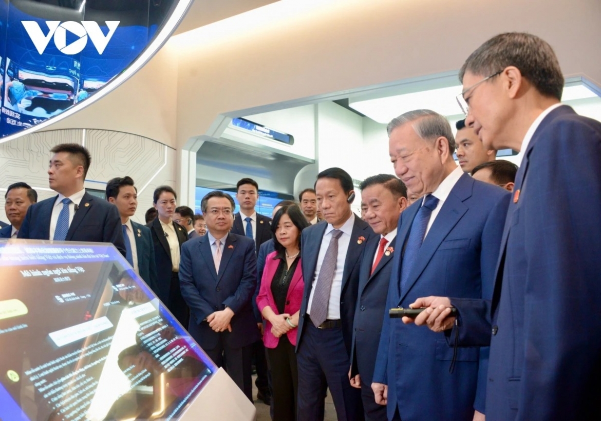 Vietnamese Party General Secretary and State President To Lam (second from right) visits the China–ASEAN Artificial Intelligence Application Cooperation Centre in Nanning, Guangxi, on April 17