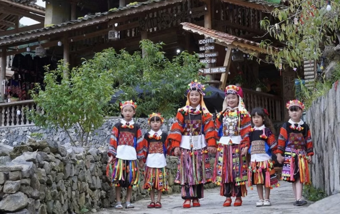 Visitors explore and experience the cultural space of Lo Lo Chai village in Lung Cu commune, Tuyen Quang province. (Photo: qdnd.vn) 