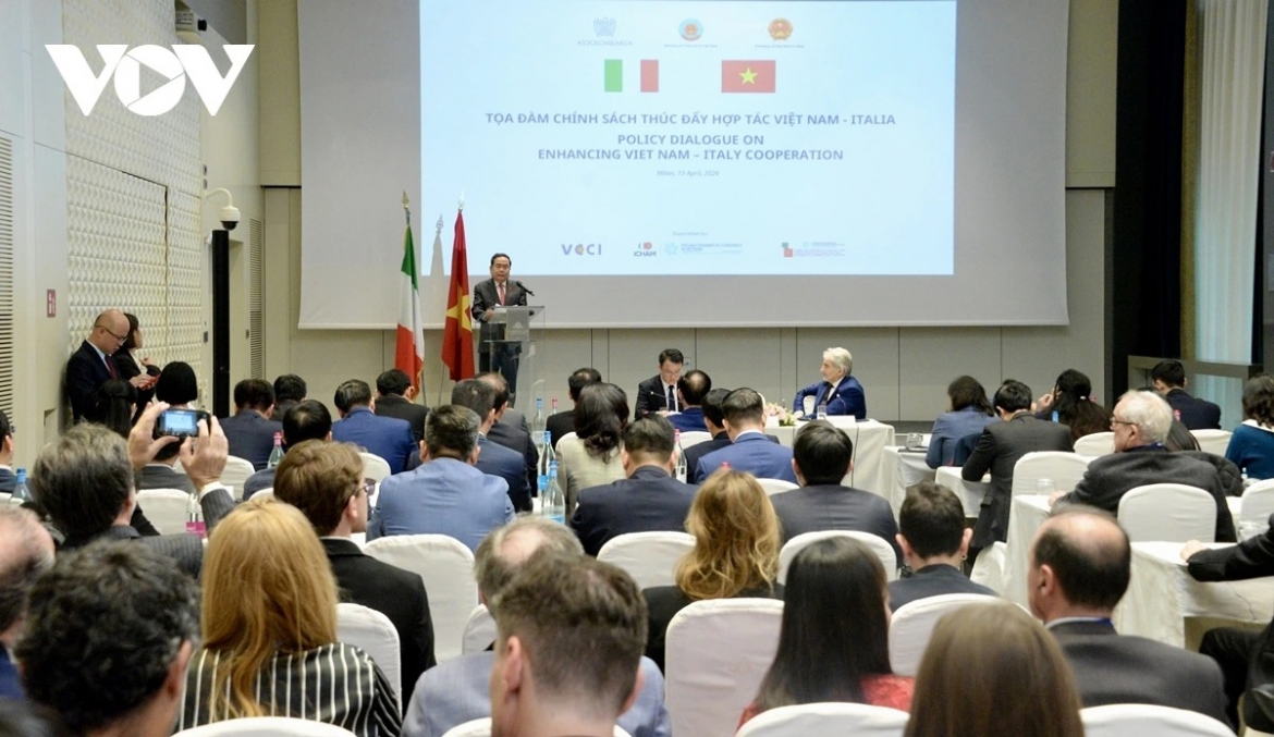 Delegates, including politicians, economic experts, scholars and businesses, attend the policy dialogue
