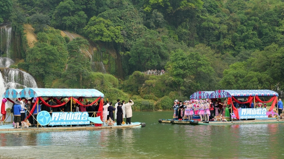 The first-ever folk song festival is held on Vietnam-China border river on April 13. (Photo: baocaobang.vn)