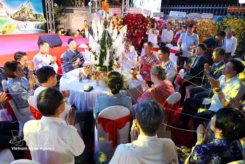 Delegates take part in traditional Lao rituals during the Bunpimay New Year celebration. (Photo: VNA)