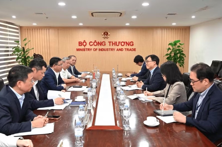 The meeting between Acting Minister of Industry and Trade Le Manh Hung and RoK Ambassador to Vietnam Choi Young Sam (Photo: Ministry of Industry and Trade)
