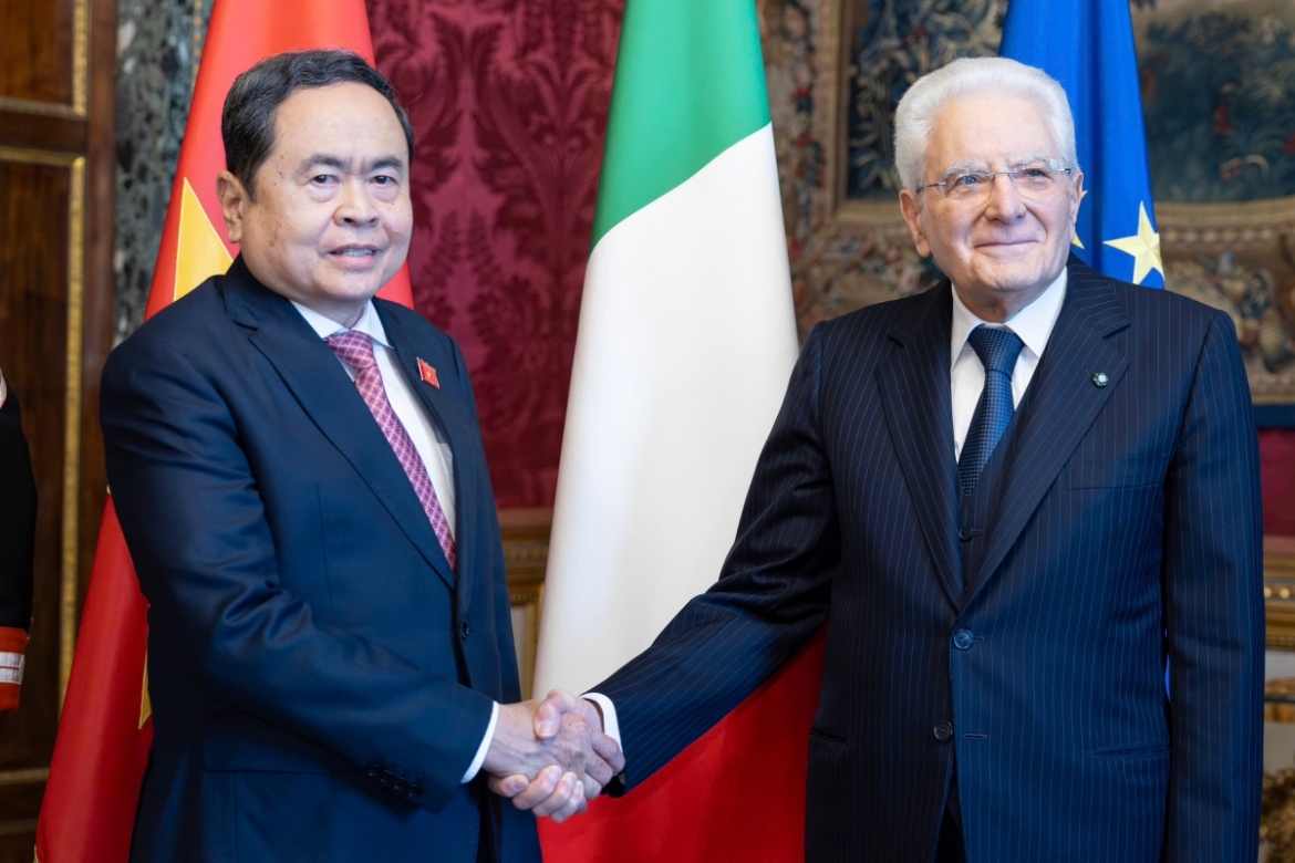 Italian President Sergio Mattarella (R) and Vietnamese National Assembly Chairman Tran Thanh Man during their meeting in Rome on April 14