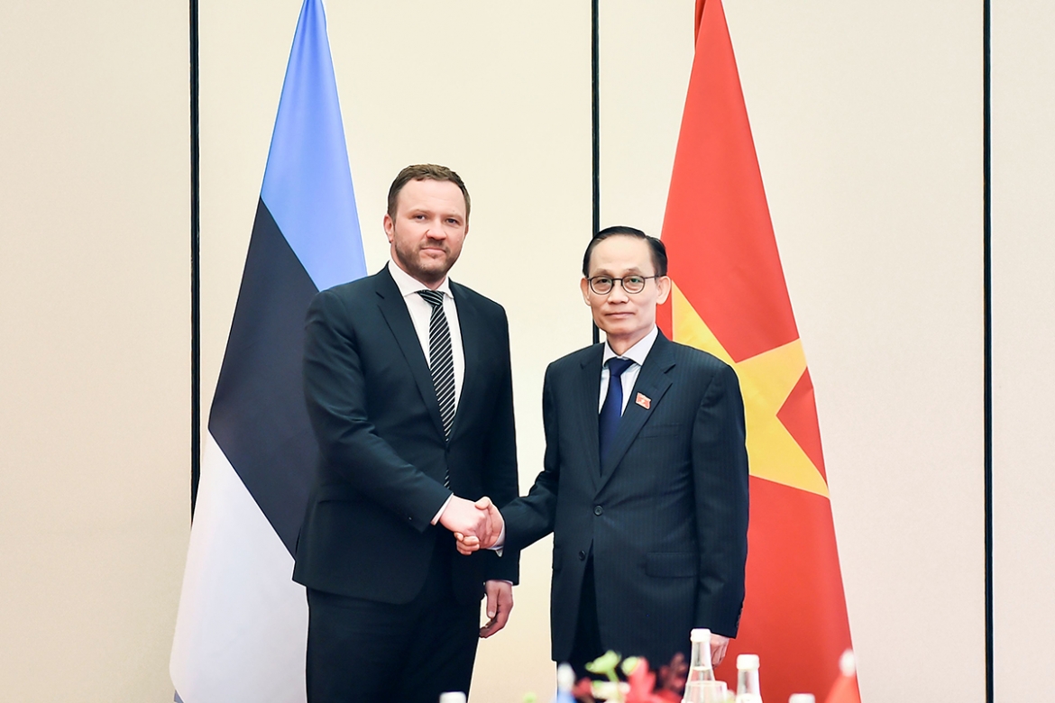 Vietnamese Foreign Minister Le Hoai Trung (R) and his Estonian counterpart Margus Tsahkna ahead of their talks in Hanoi on April 23. (Photo: MOFA)