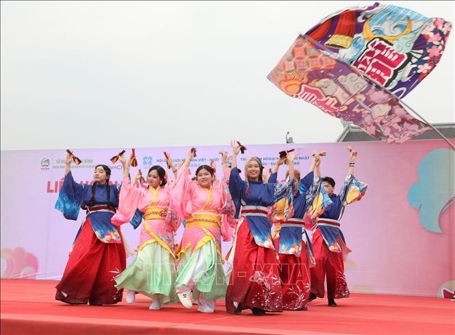A performance by the Thang Long Yosakoi troupe