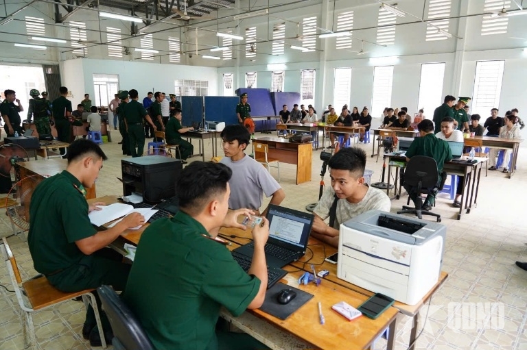 An Giang border guards guide repatriated citizens to complete declaration forms before handing them over to local authorities (Photo: qdnd.vn)