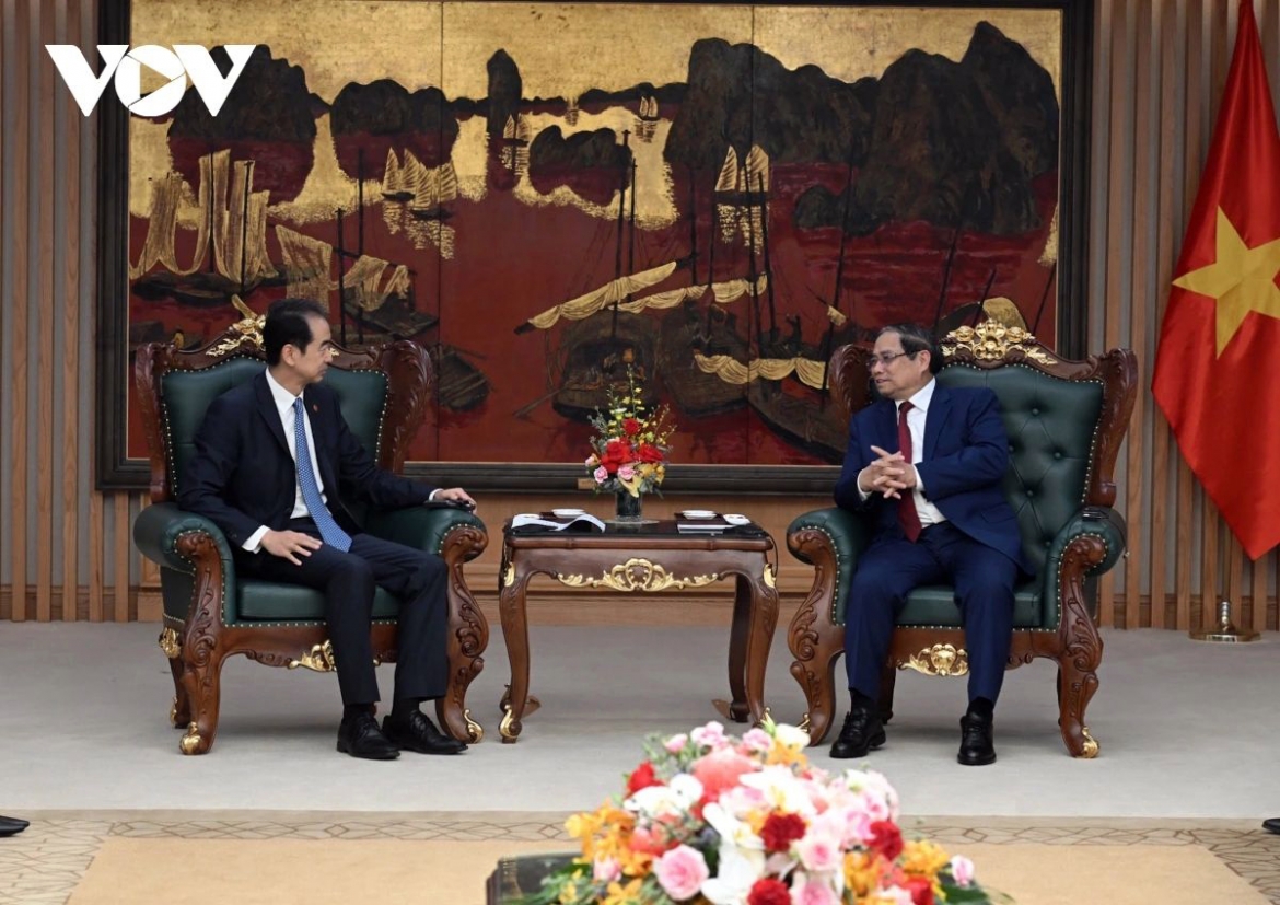 Vietnamese Prime Minister Pham Minh Chinh (R) and Chinese Ambassador to Vietnam He Wei during their meeting at the Government Headquarters in Hanoi on April 5