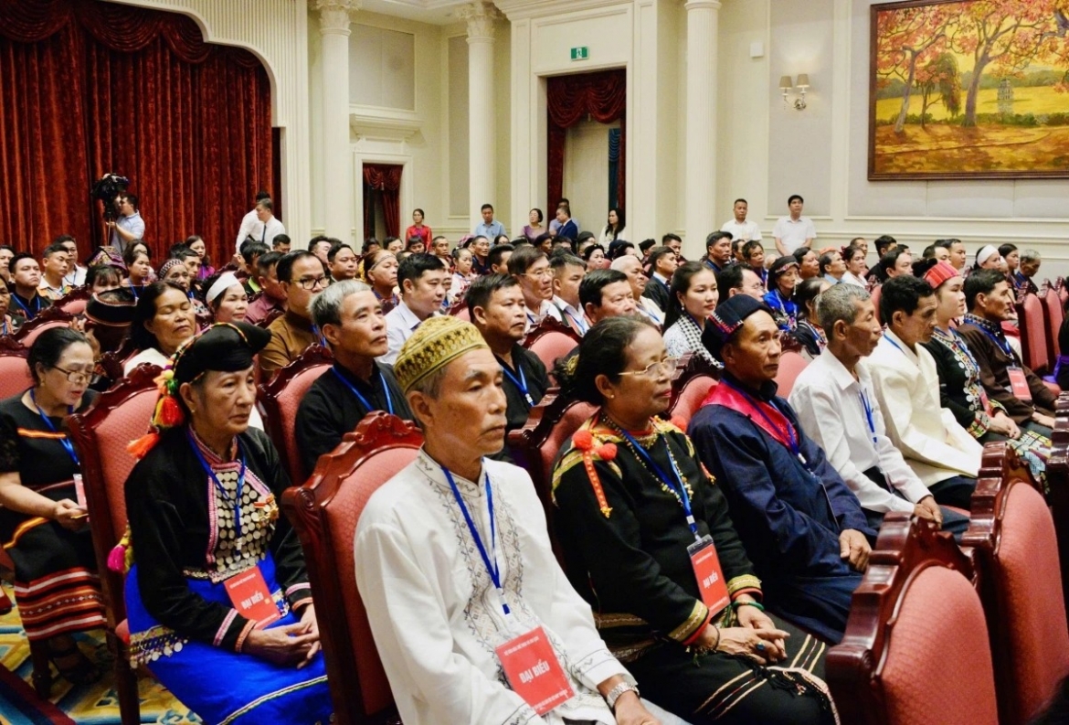 Outstanding village chiefs and artisans attend the meeting marking Vietnam Ethnic Culture Day