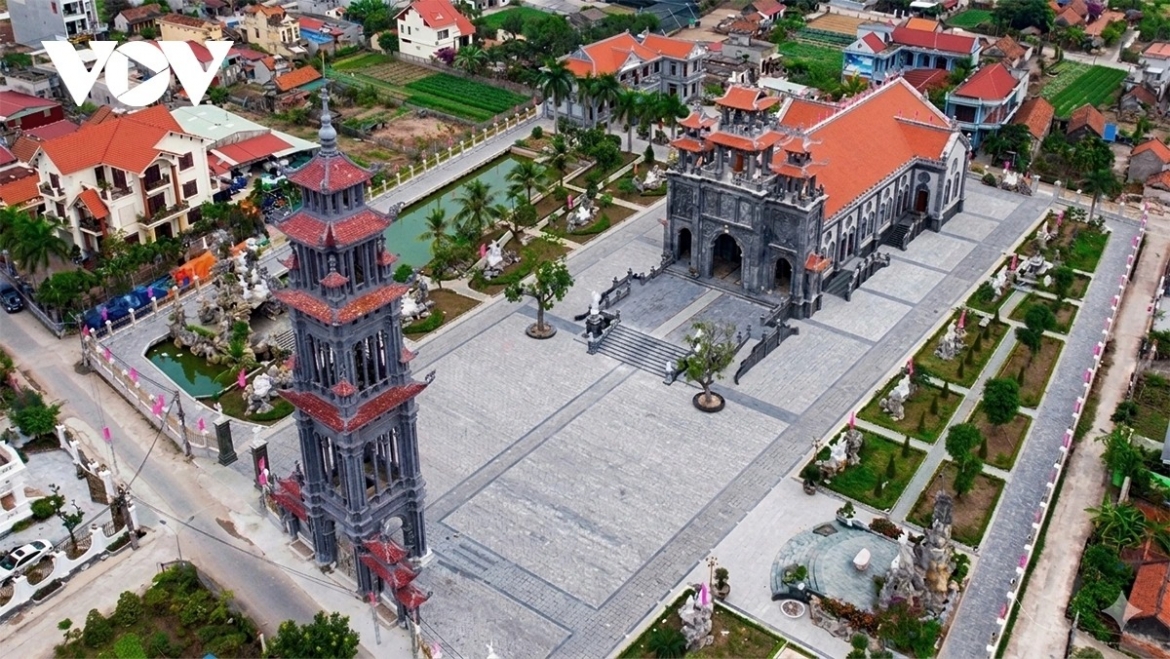 Located in Hai Thinh commune, the church features a distinctive religious architectural style that blends tradition and modernity, harmonising Asian and European influences, combining classic Western Gothic elements (12th–16th centuries) with traditional Vietnamese communal house and pagoda design.