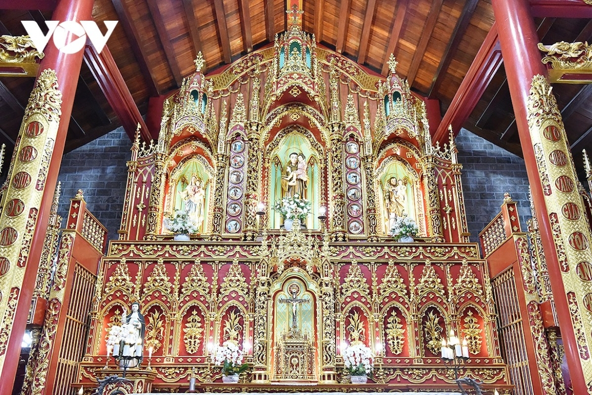 Gilded red-lacquer elements intertwine with delicate Gothic ornamentation, shaping a uniquely recognisable style.