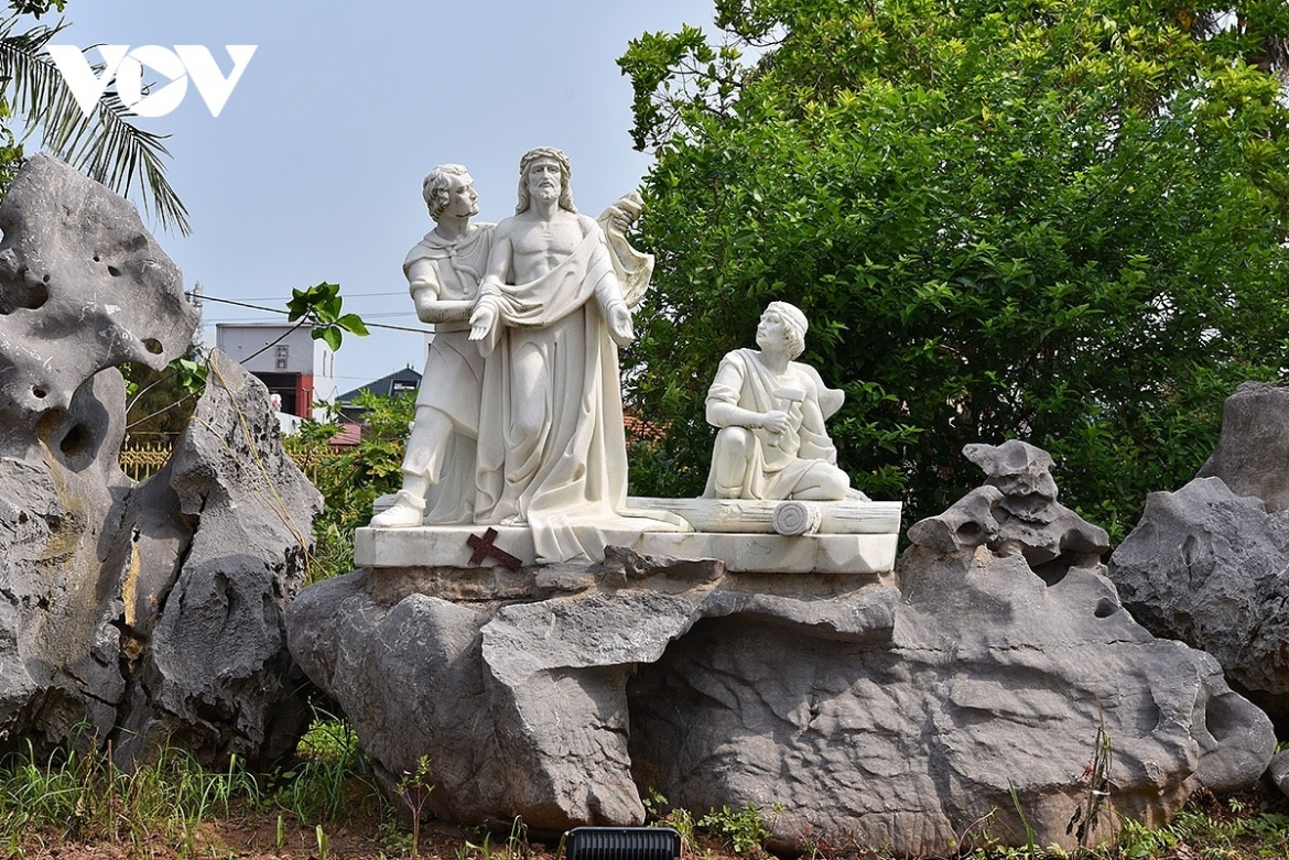 Intricately carved stone statues and bas-reliefs across the church grounds showcase exceptional craftsmanship.