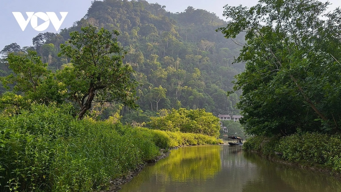 Two major highlights of this journey are Nui Coc Lake and Ba Be Lake – the scenic lakes surrounded by the mountains and forests of northeastern Vietnam, where pristine landscapes and distinctive ecological environments remain well preserved.