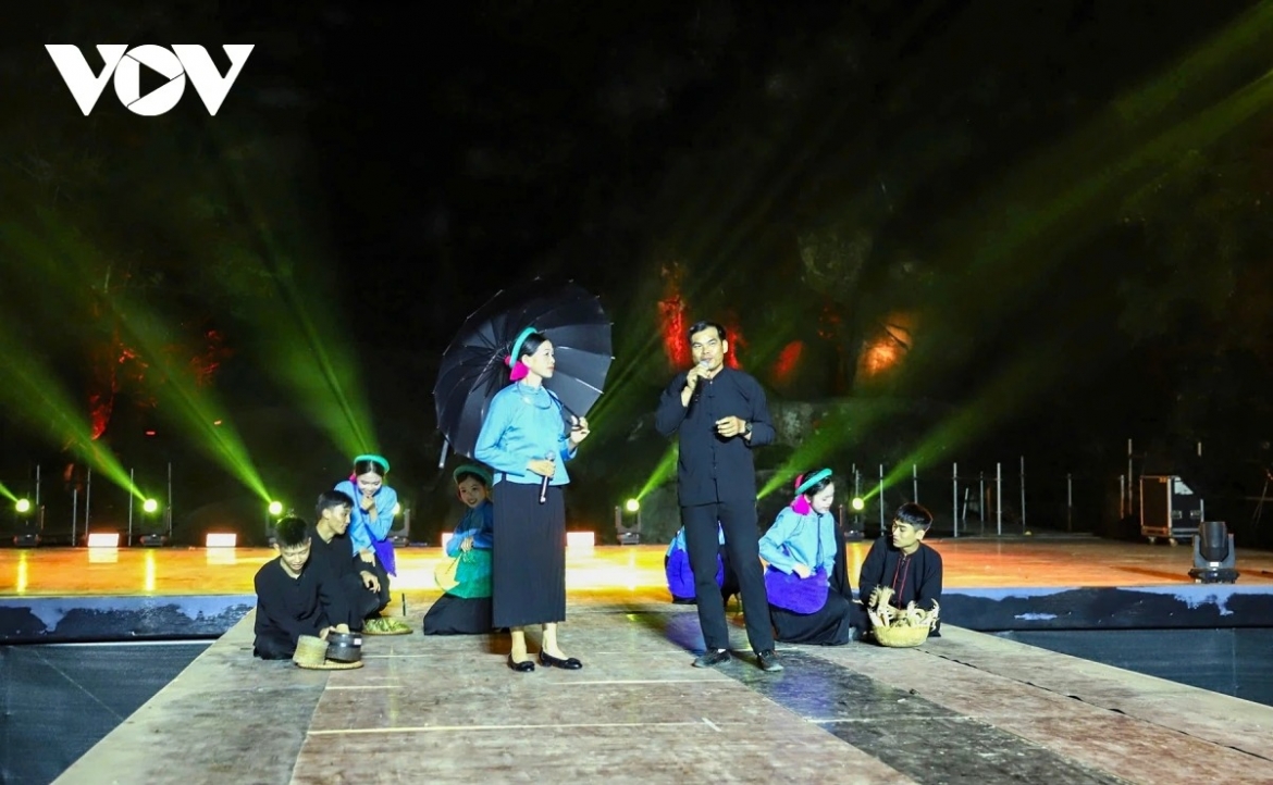 Originally a form of antiphonal love singing that reflects the rich spiritual life and strong community bonds of the San Chi people, the Soóng Cọ Festival is held annually on the 16th day of the third lunar month that falls on May 2 this year. It is the most important cultural celebration of the San Chi community in Quang Ninh.