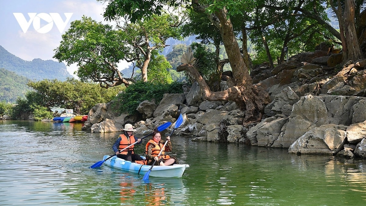 Connecting these two destinations is the tea culture of Thai Nguyen. More than an agricultural product, tea here represents a way of life and an essential part of local cultural identity. Visitors can join tea-picking activities, learn traditional hand-roasting techniques, enjoy tea in misty tea hills, or stay overnight in famous tea-growing areas such as Tan Cuong.