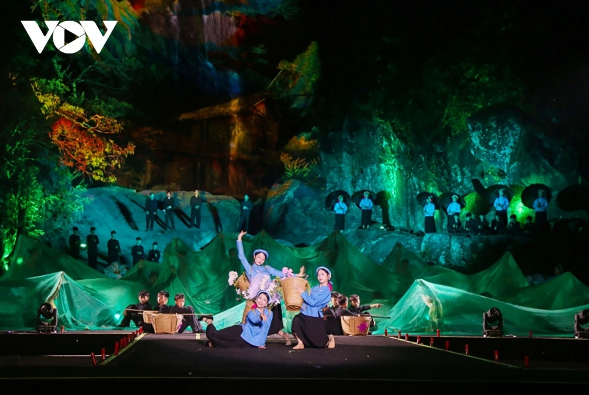 The highlight of the 2026 Festival opening is its immersive staging, combining a real landscape setting with modern 3D mapping technology. Audiences are drawn into the rhythms of village life and the landscapes that have nurtured Soóng Cọ singing, enhanced by visual effects inspired by local legends, creating an experience that felt both authentic and dreamlike.