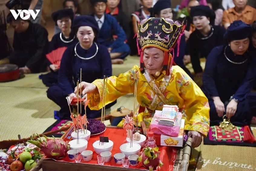 The Then master leads the ritual, accompanied by ritual assistants. Traditional instruments such as the tính lute, musical shakers and paper fans are used throughout the ceremony.