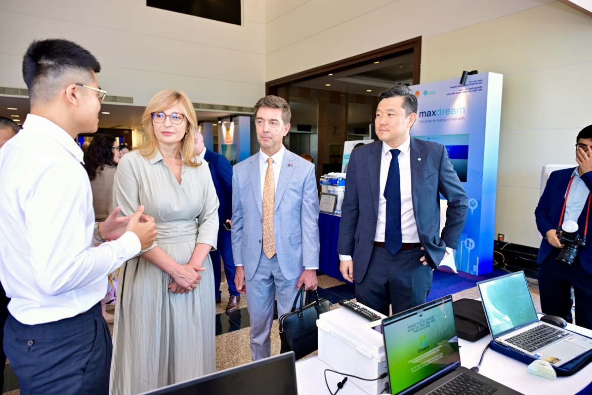 Delegates visit the exhibition booths featuring energy efficiency start-up solutions.