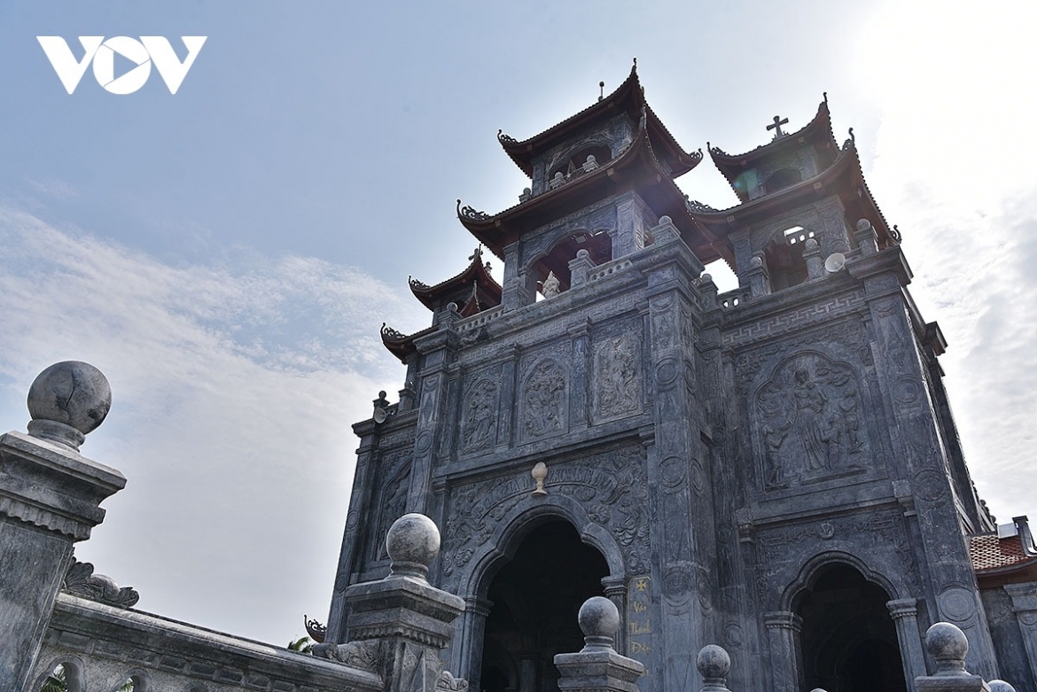 Asian and European elements converge in both decorative patterns and overall architectural design.