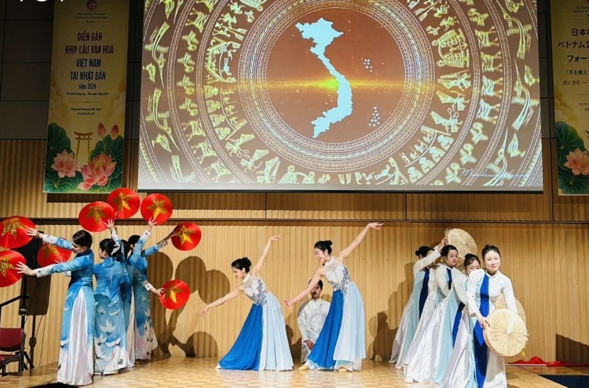 A musical performance welcomes participants to the “Vietnam Cultural Bridge in Japan” forum.