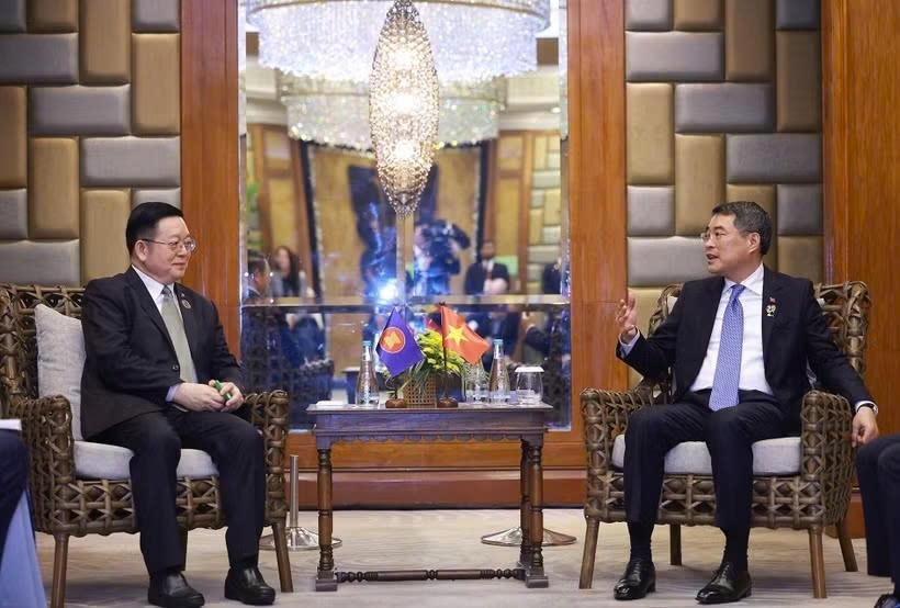 Vietnamese Prime Minister Le Minh Hung (right) meets with ASEAN Secretary-General Kao Kim Hourn in Cebu, the Philippines, on May 8. (Photo: VNA)